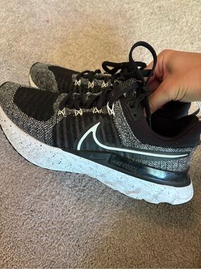 Nike Running React Infinity Flyknit Women’s size 6 worn few times mainly inside.
